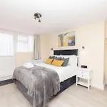 Modern London 1 Bed Apartment, Own Garden!