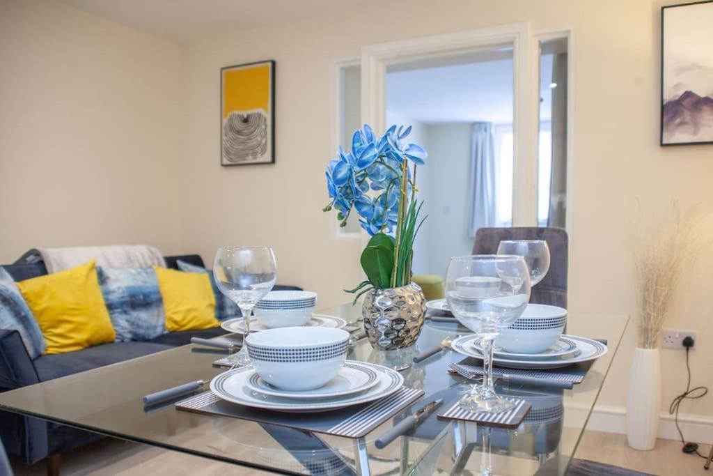 Modern 1 Bed Apartment, Own Garden! *